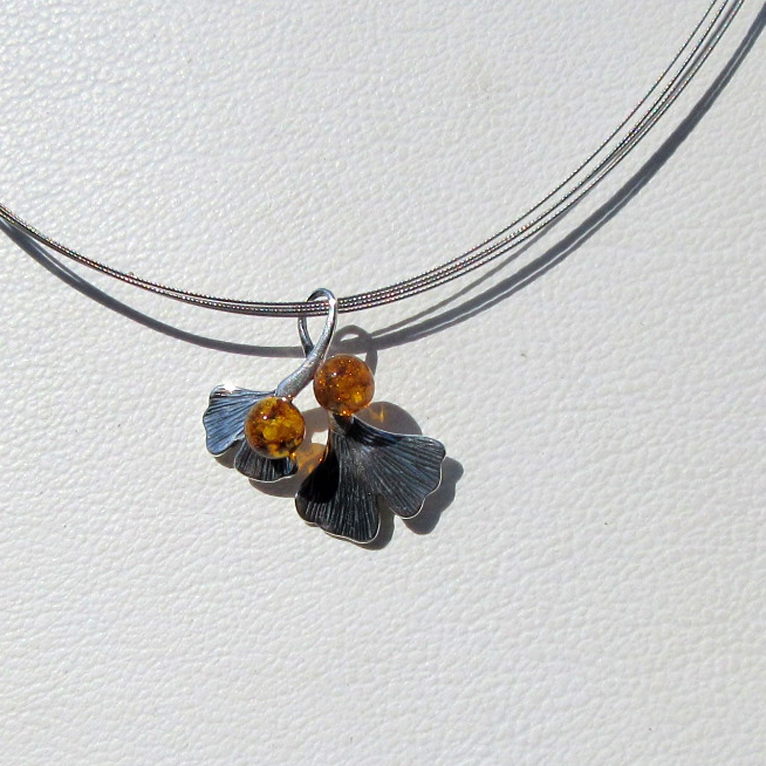 Ginkgoblatt-Anhänger mit Bernsteinperlen und Silber
