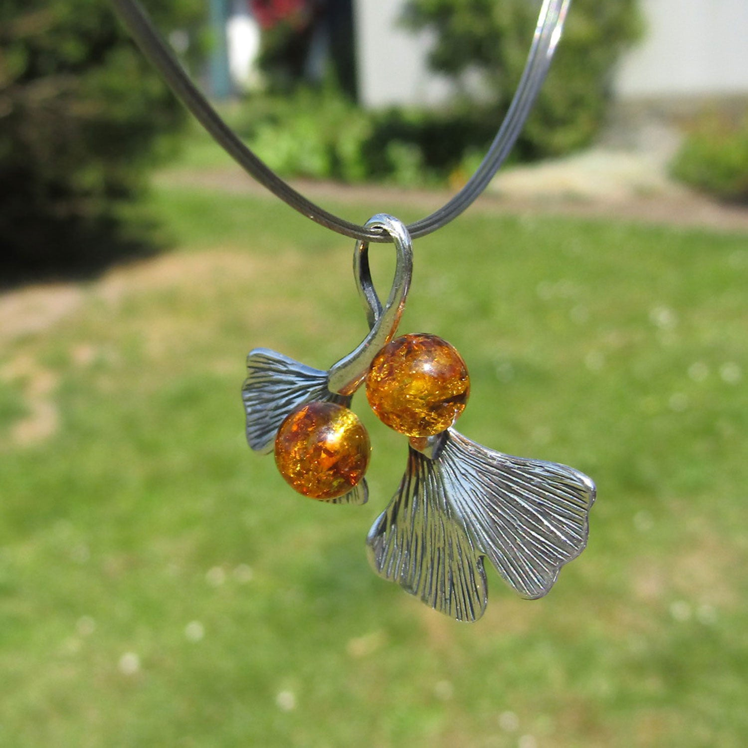 Anhänger als Gingkoblatt mit 2 edlen Bernsteinperlen