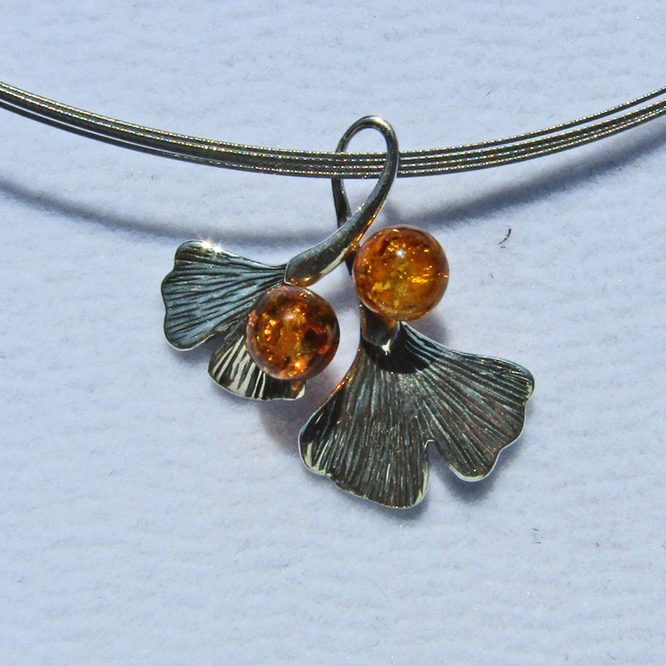 Anhänger als Gingkoblatt mit 2 edlen Bernsteinperlen