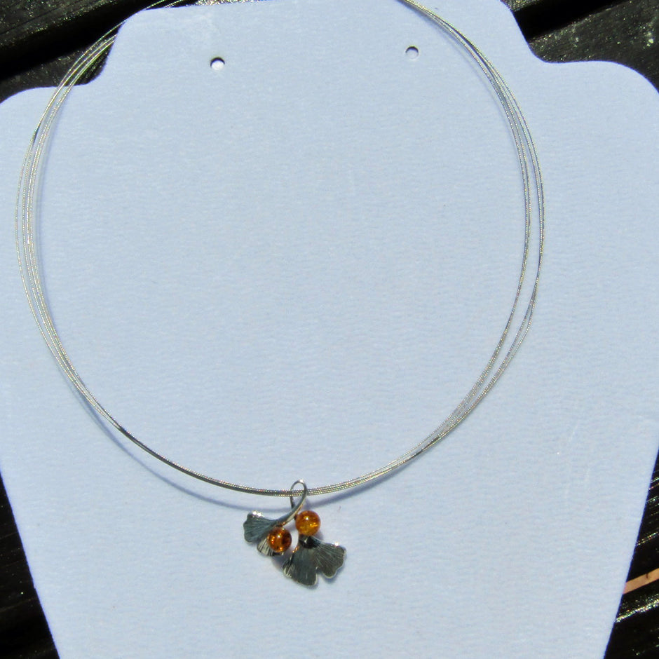 Anhänger als Gingkoblatt mit 2 edlen Bernsteinperlen