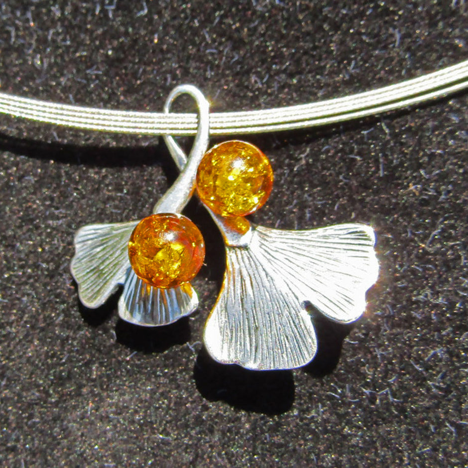 Anhänger als Gingkoblatt mit 2 edlen Bernsteinperlen