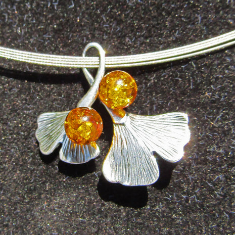 Anhänger als Gingkoblatt mit 2 edlen Bernsteinperlen