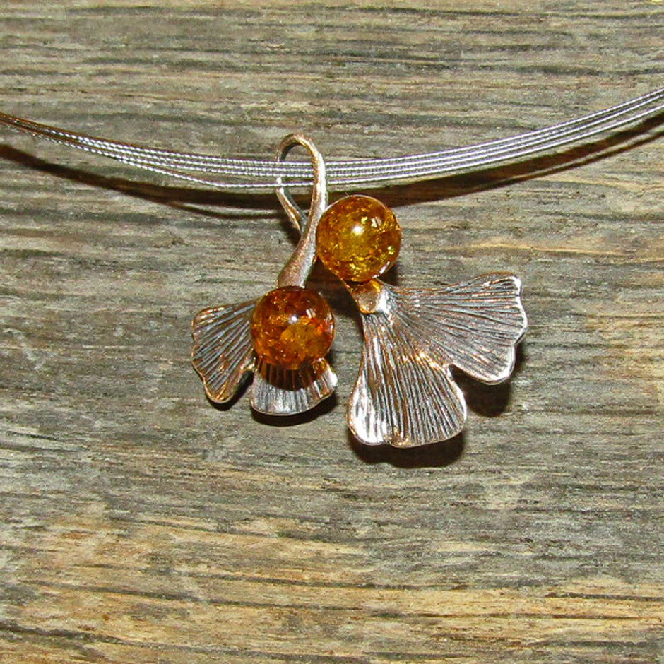 Anhänger als Gingkoblatt mit 2 edlen Bernsteinperlen