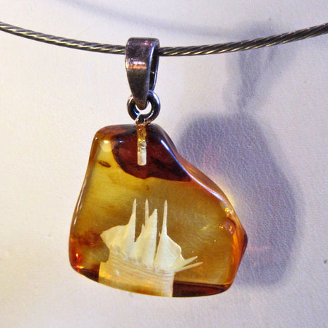 Kognacfarbener Bernsteinanhänger mit graviertem Segelschiff