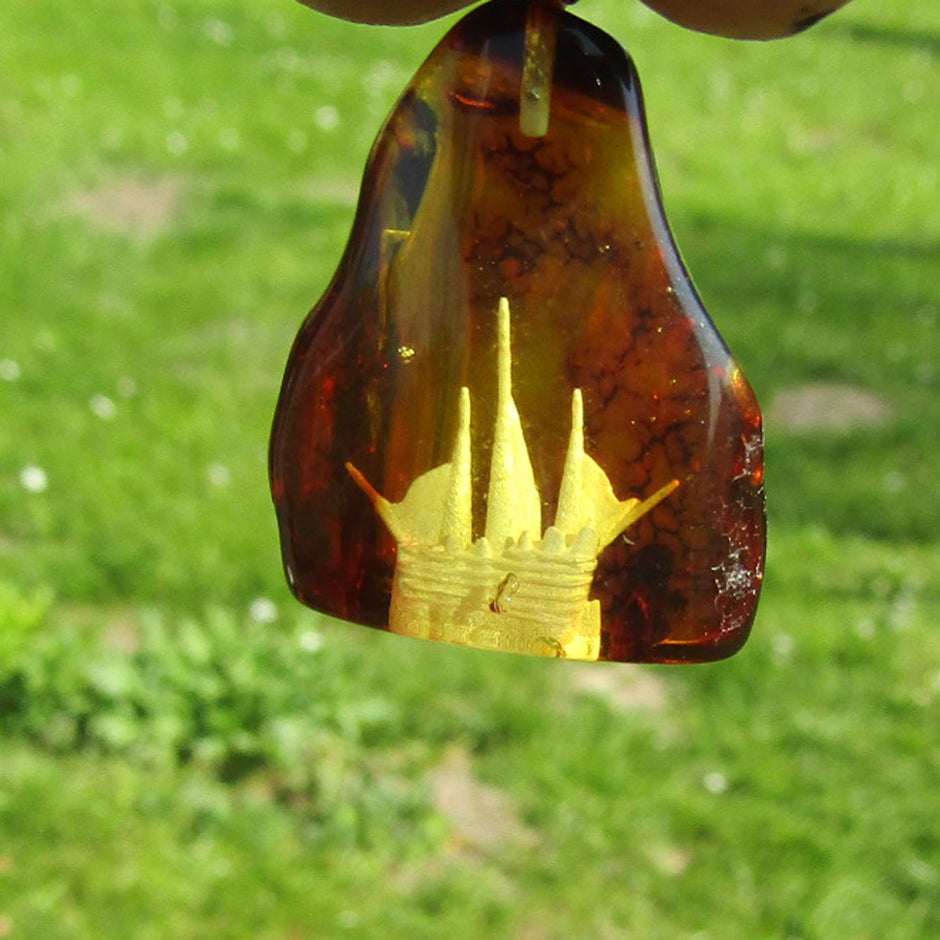 Kognacfarbener Bernsteinanhänger mit Segelschiff-Gravur