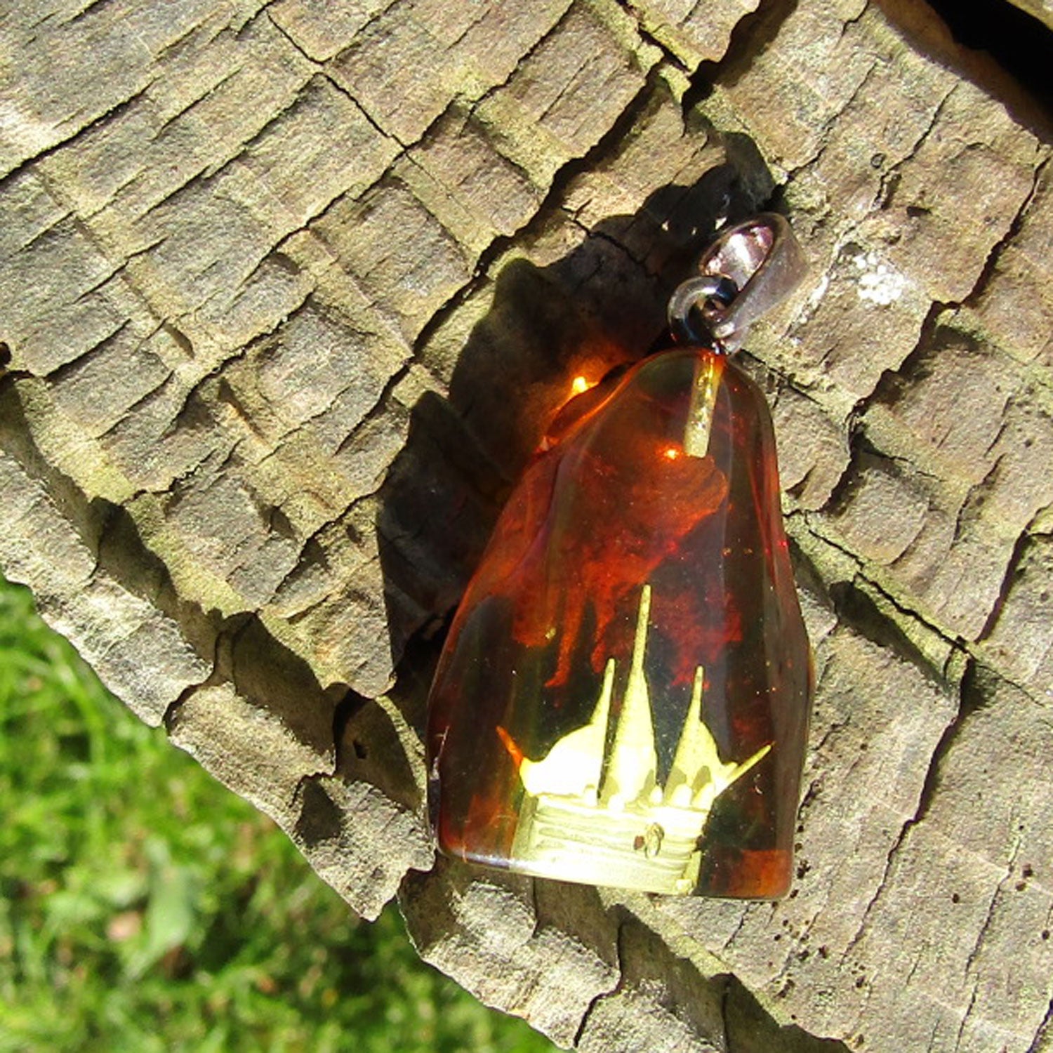 Kognacfarbener Bernsteinanhänger mit Segelschiff-Gravur