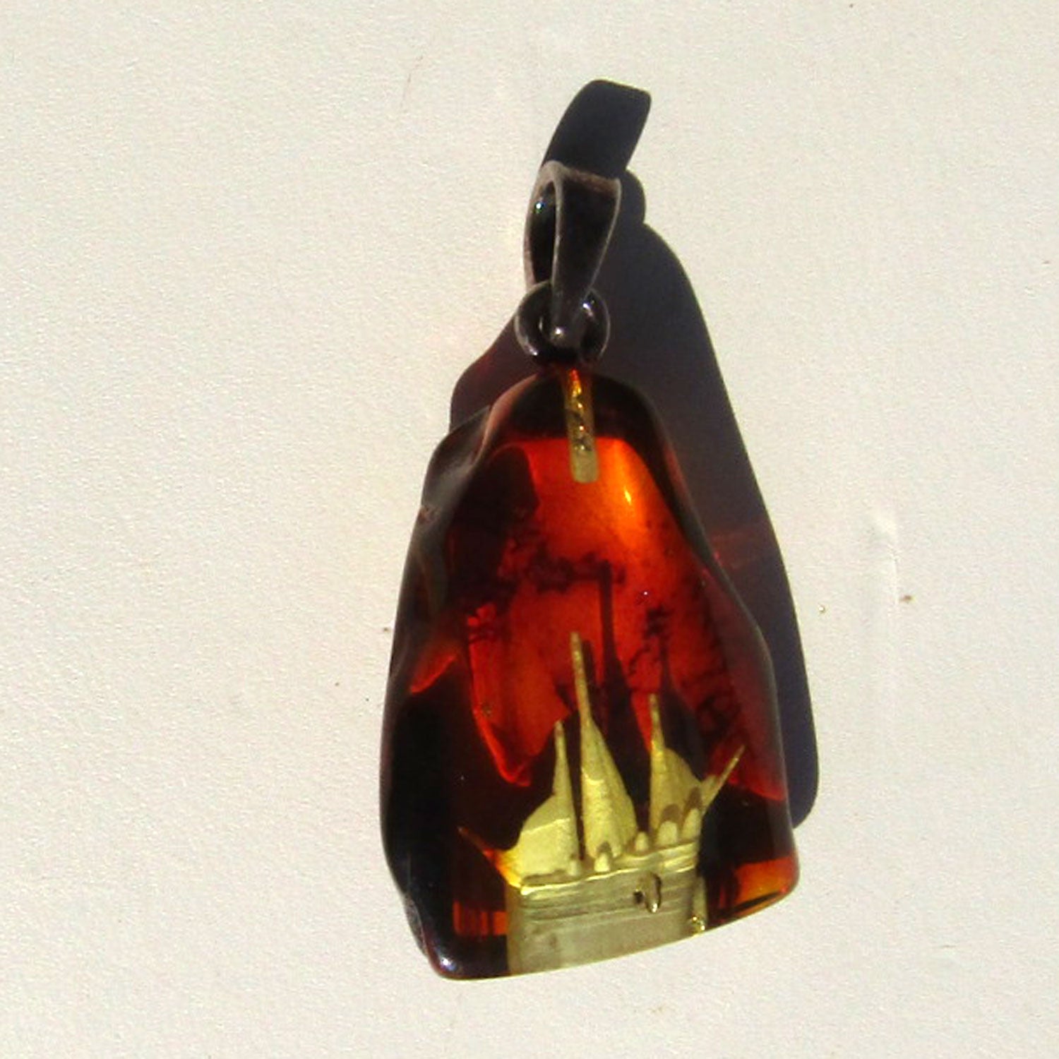 Kognacfarbener Bernsteinanhänger mit Segelschiff-Gravur