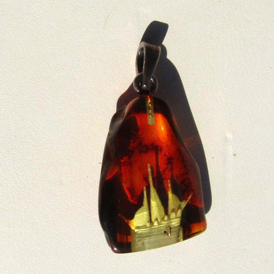 Kognacfarbener Bernsteinanhänger mit Segelschiff-Gravur