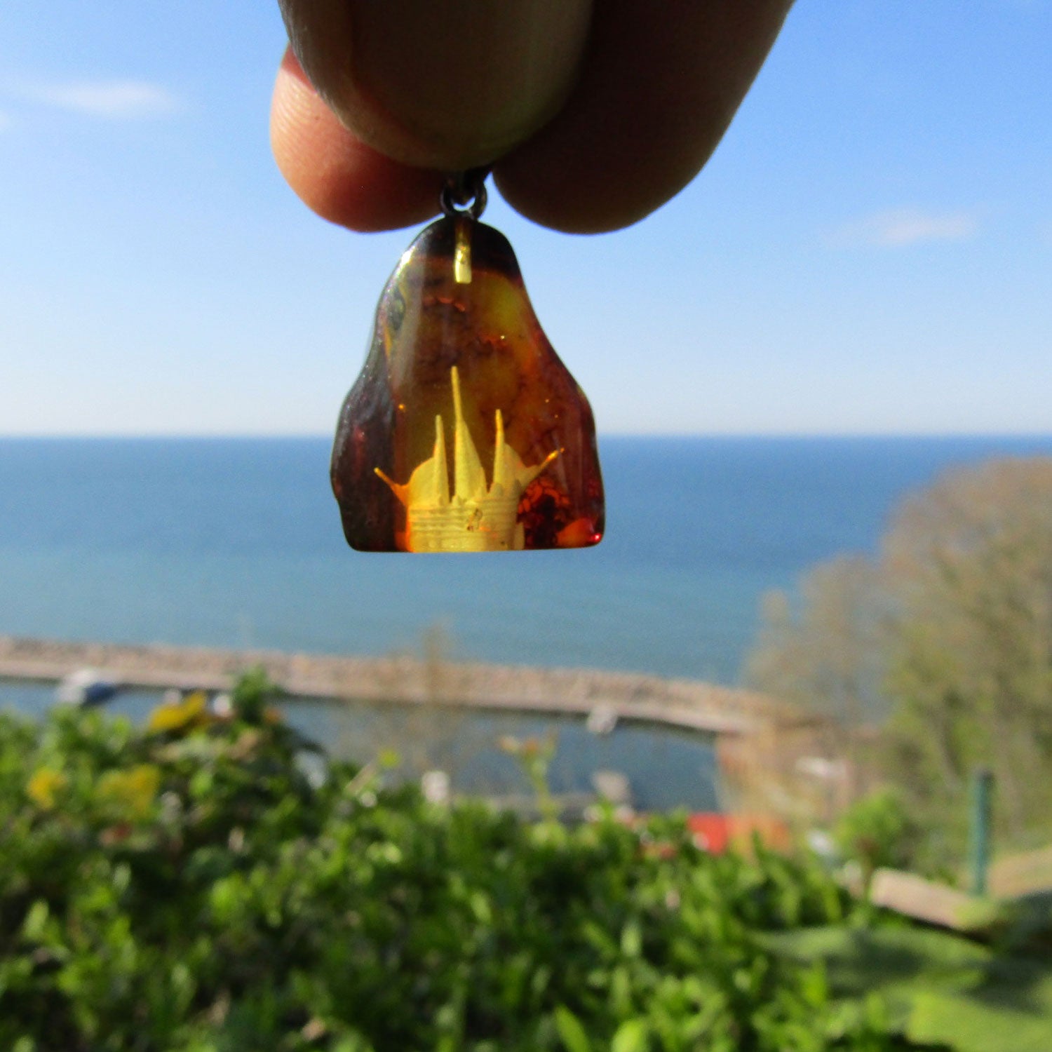 Kognacfarbener Bernsteinanhänger mit Segelschiff-Gravur