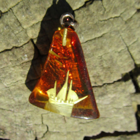 Bernsteinanhänger mit graviertem Segelschiff, Unikat