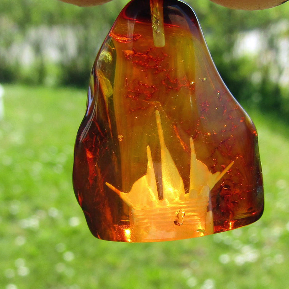 Kognacfarbener Bernsteinanhänger mit Segelschiff-Gravur