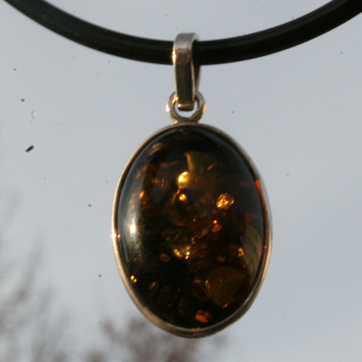 Ovaler Silberanhänger mit grünlichem Bernstein, Unikat