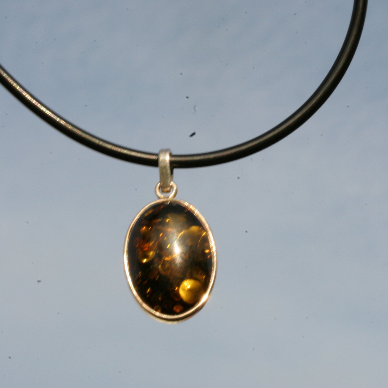 Ovaler Silberanhänger mit grünlichem Bernstein, Unikat