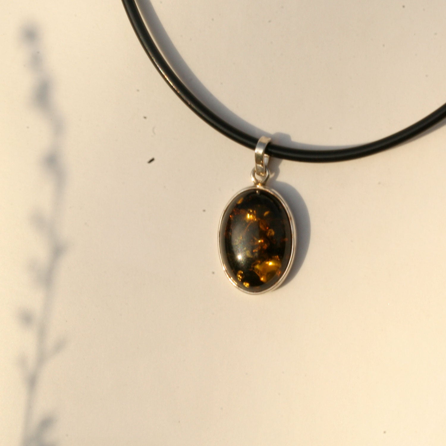 Ovaler Silberanhänger mit grünlichem Bernstein, Unikat