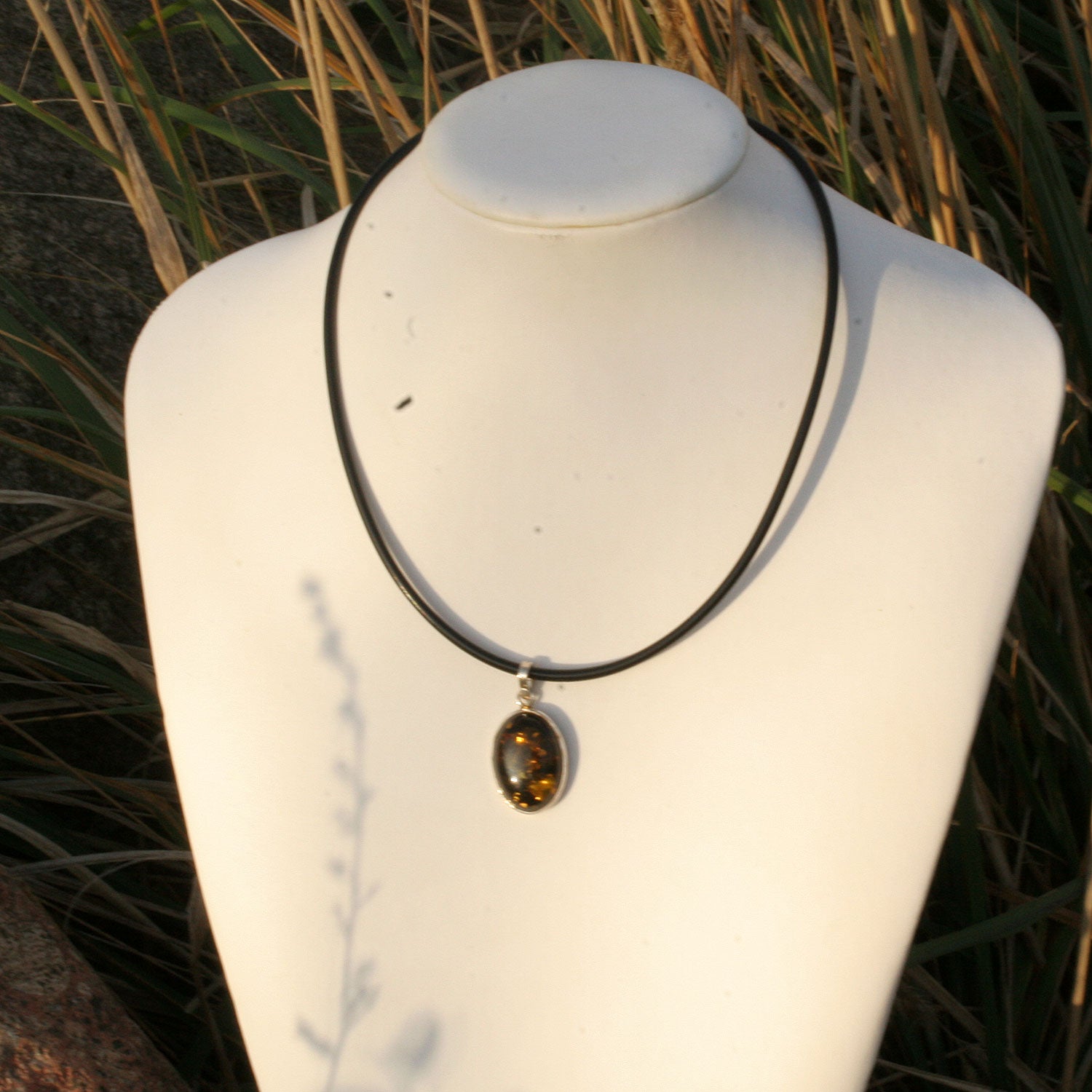 Ovaler Silberanhänger mit grünlichem Bernstein, Unikat