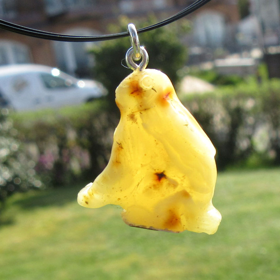 Hase aus Bernstein - zart und transparent, Unikat