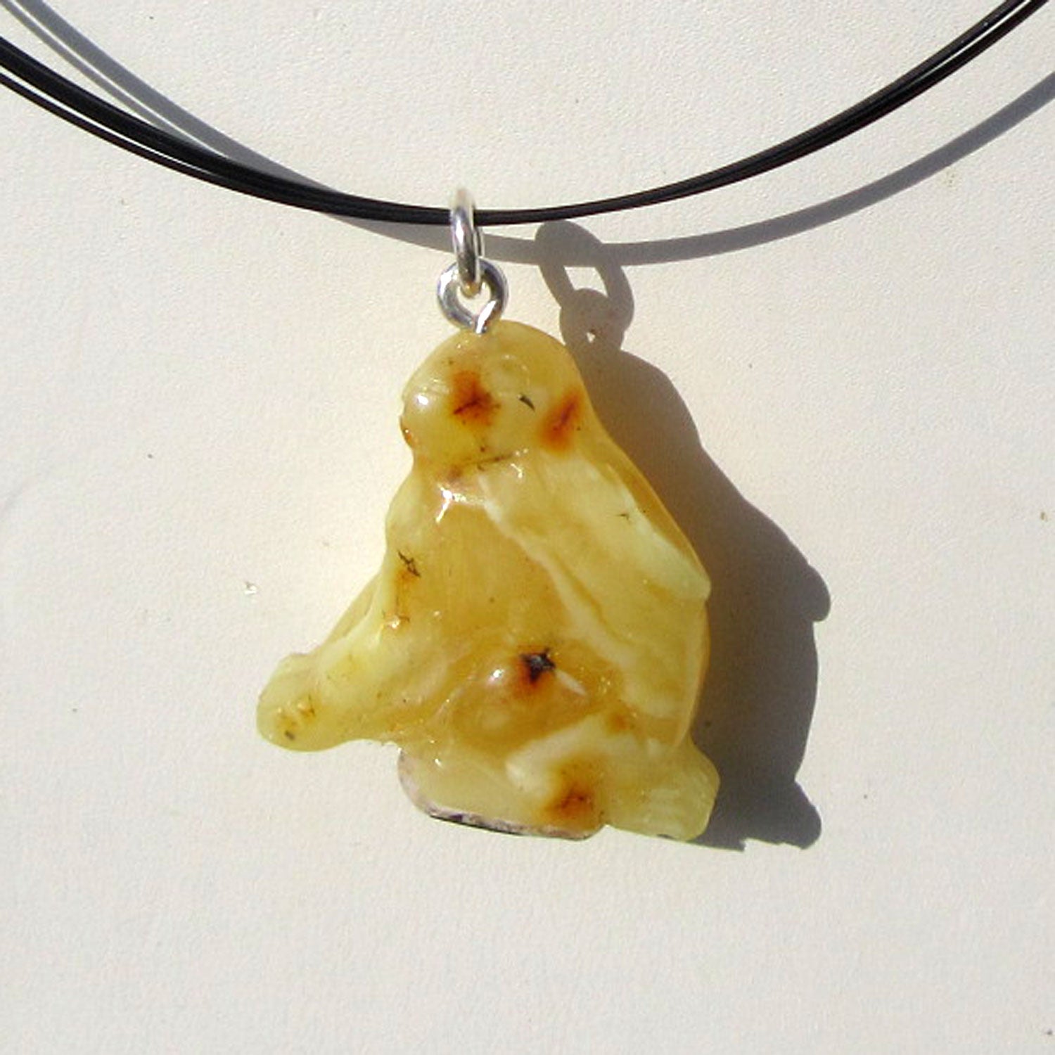Hase aus Bernstein - zart und transparent, Unikat
