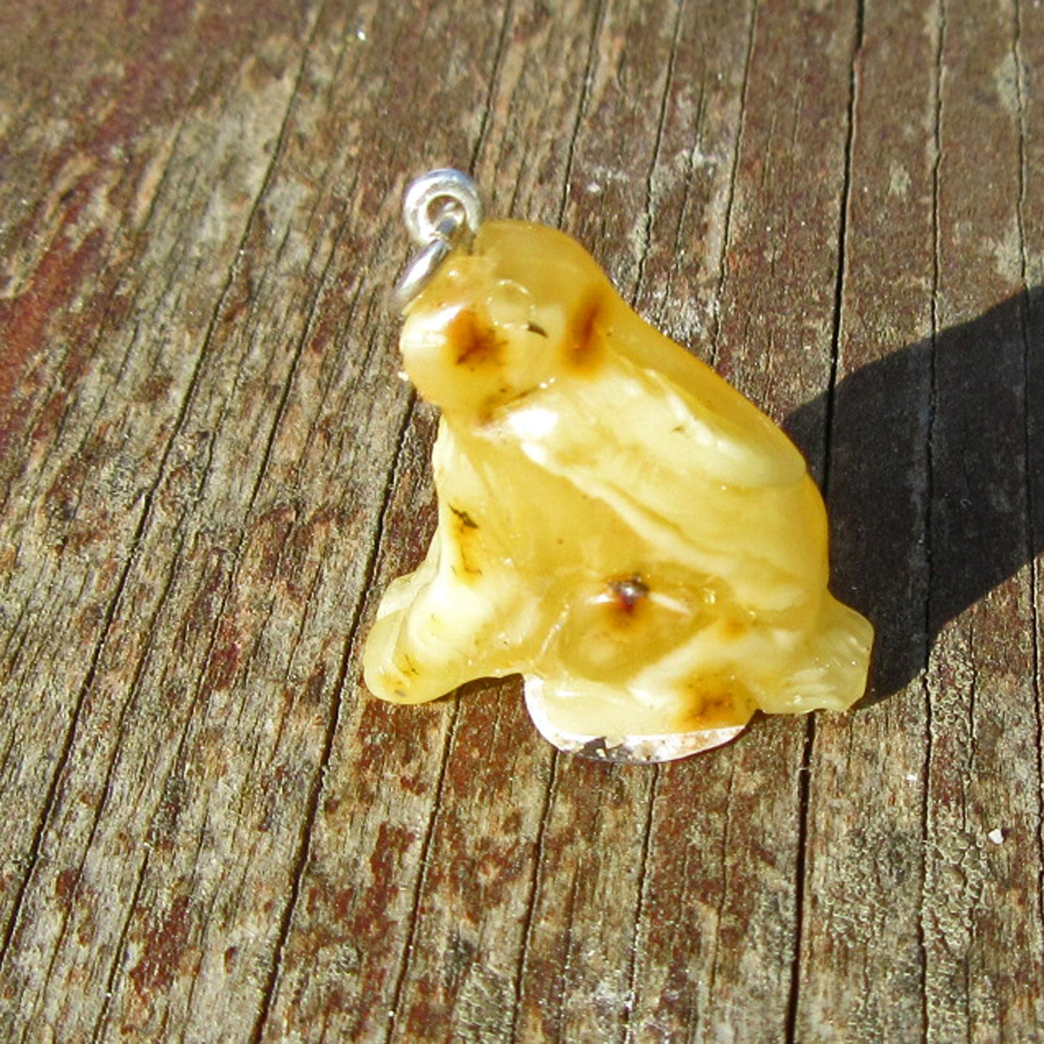 Hase aus Bernstein - zart und transparent, Unikat