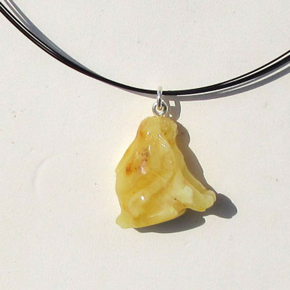 Hase aus Bernstein - zart und transparent, Unikat