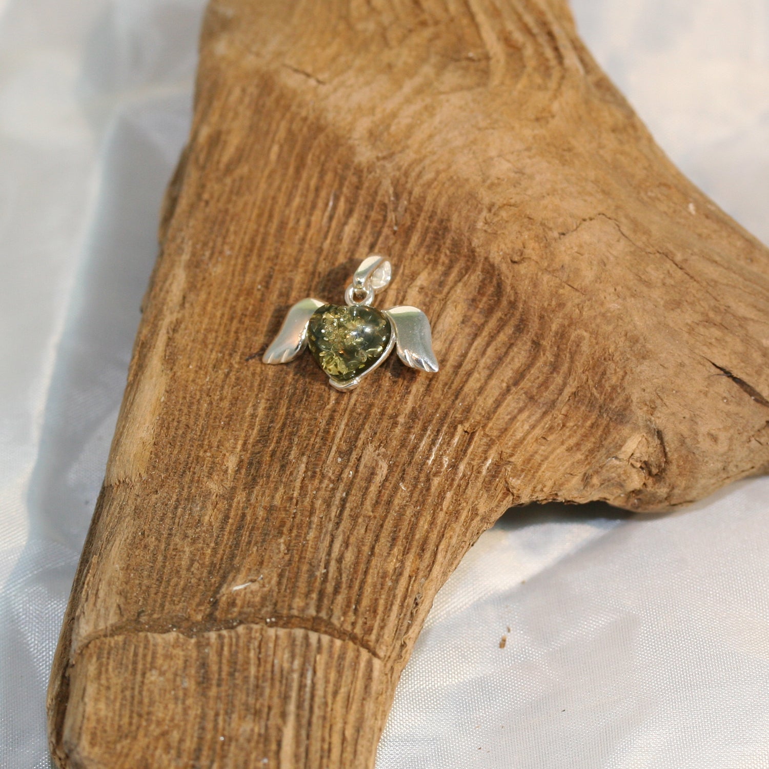 Geflügeltes Herz aus Silber mit grünem Bernstein, Unikat