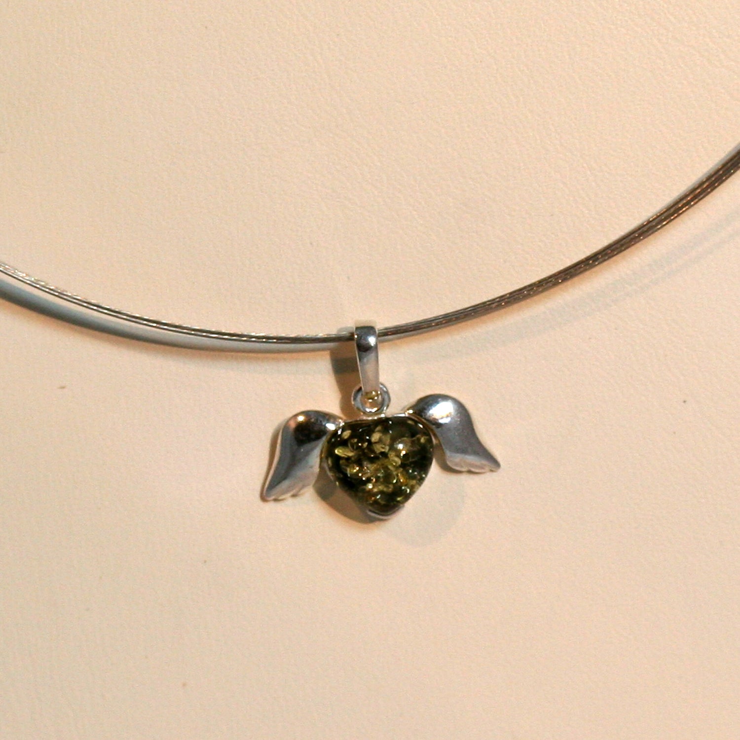 Geflügeltes Herz aus Silber mit grünem Bernstein, Unikat