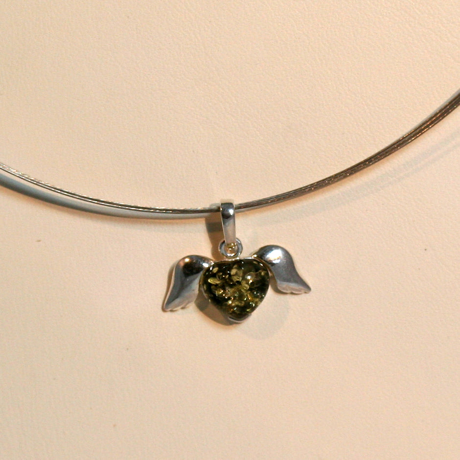 Geflügeltes Herz aus Silber mit grünem Bernstein, Unikat