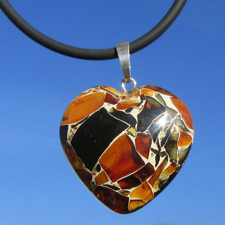 Einmaliges Herz aus Mosaikbernstein mit Silberöse