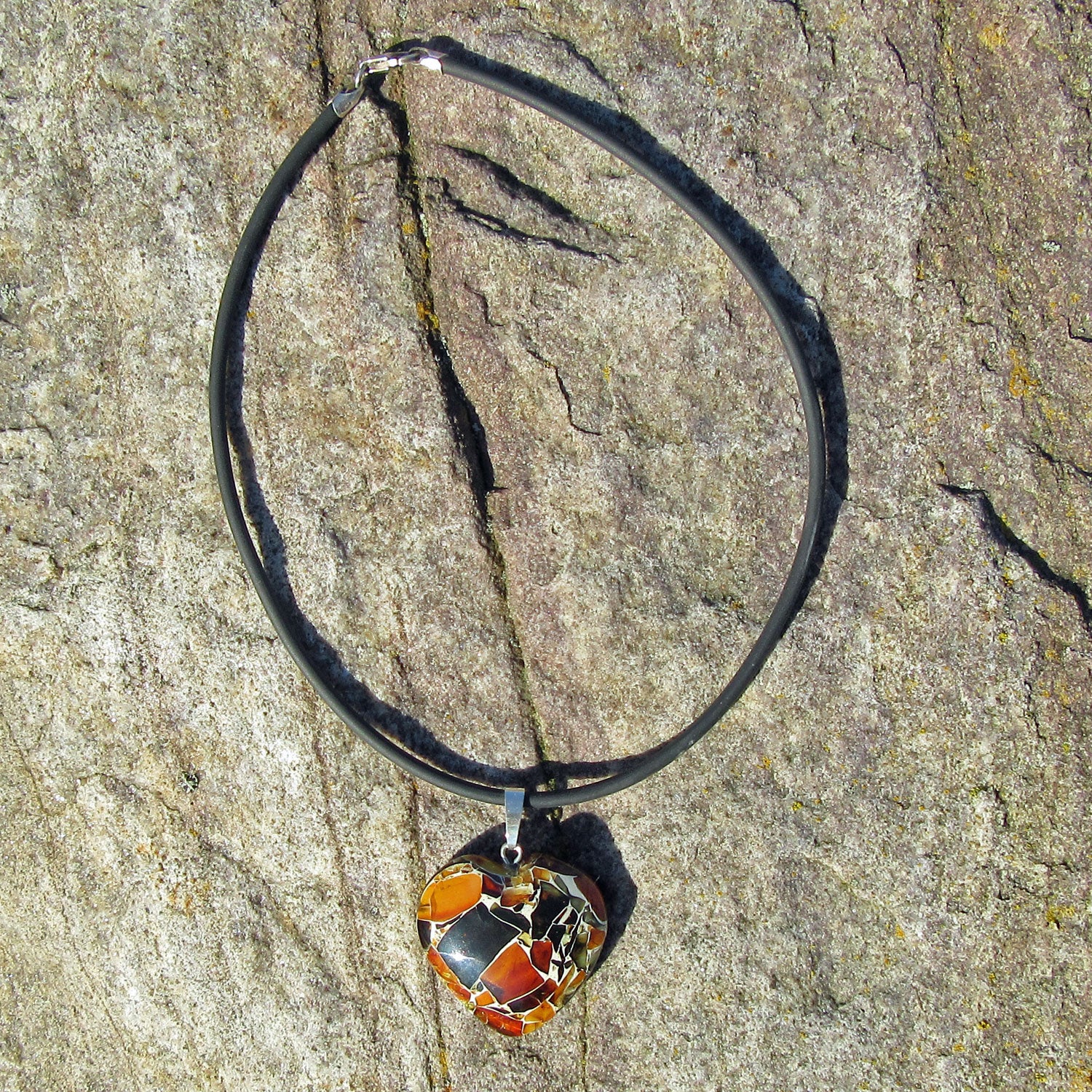 Einmaliges Herz aus Mosaikbernstein mit Silberöse