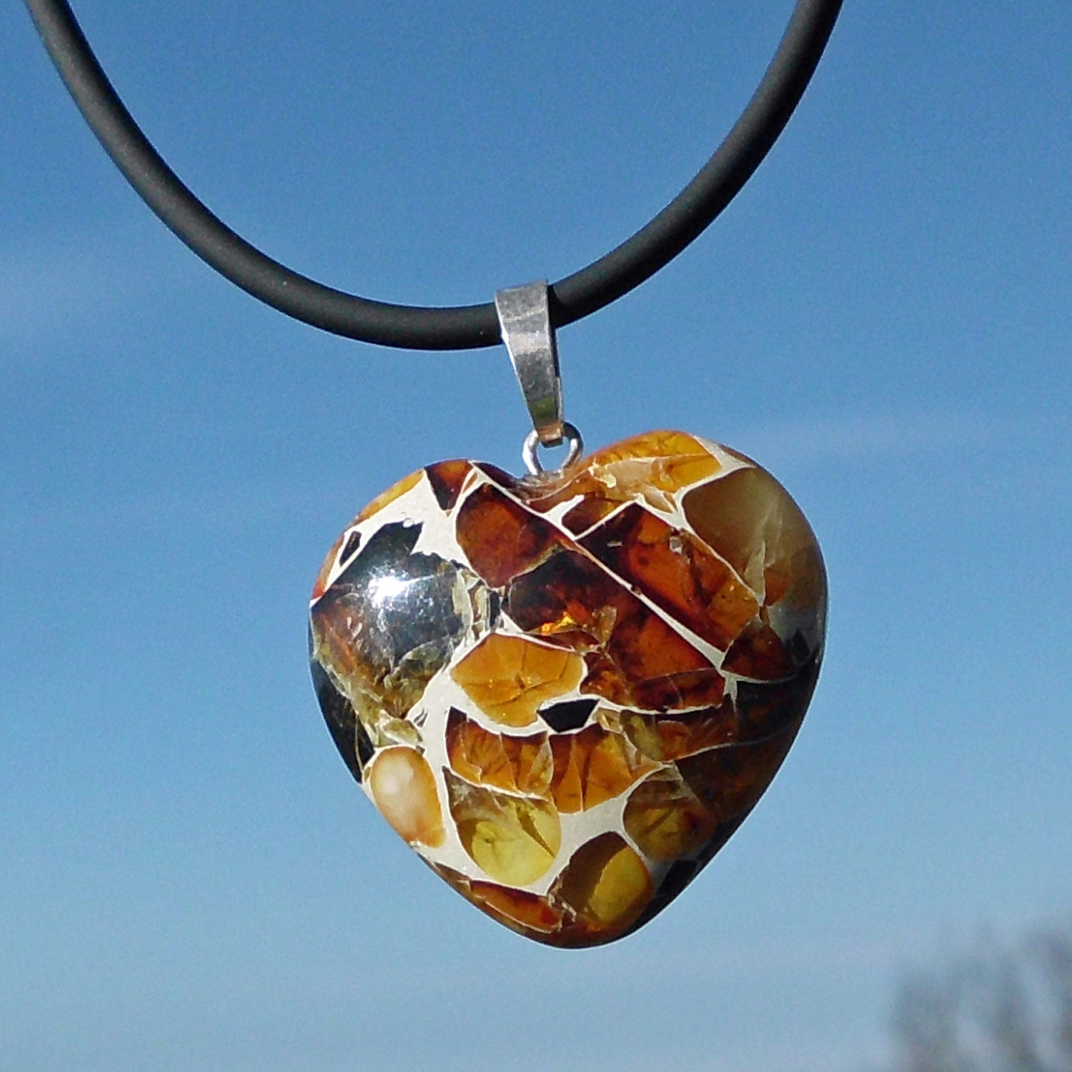 Einzigartiges Herz aus Mosaikbernstein mit Silberöse