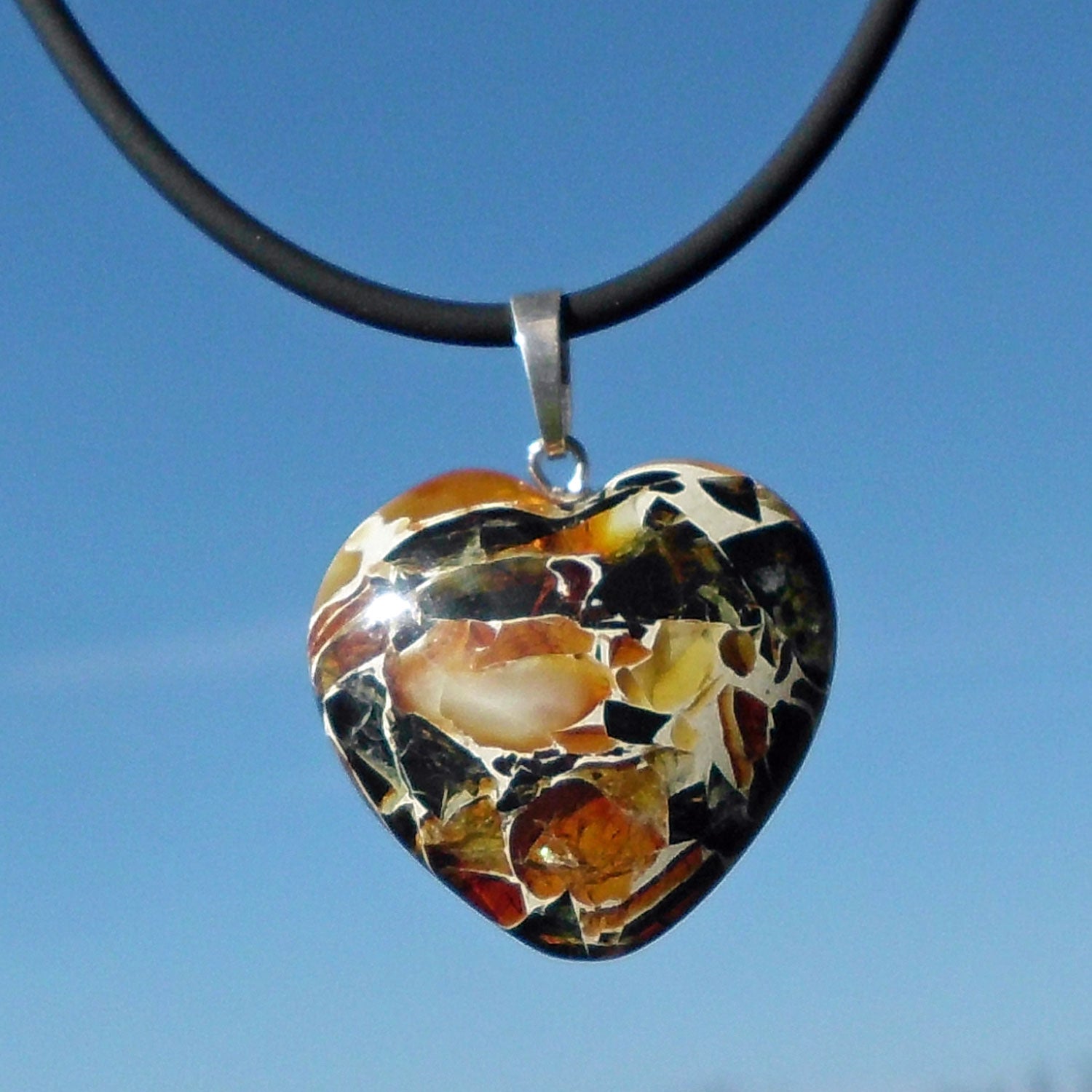 Einzigartiges Herz aus Mosaikbernstein mit Silberöse