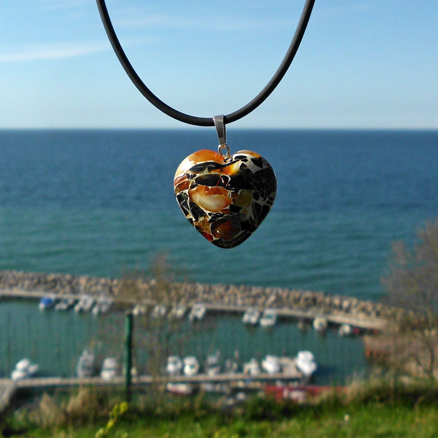 Einzigartiges Herz aus Mosaikbernstein mit Silberöse