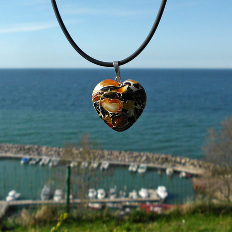 Einzigartiges Herz aus Mosaikbernstein mit Silberöse