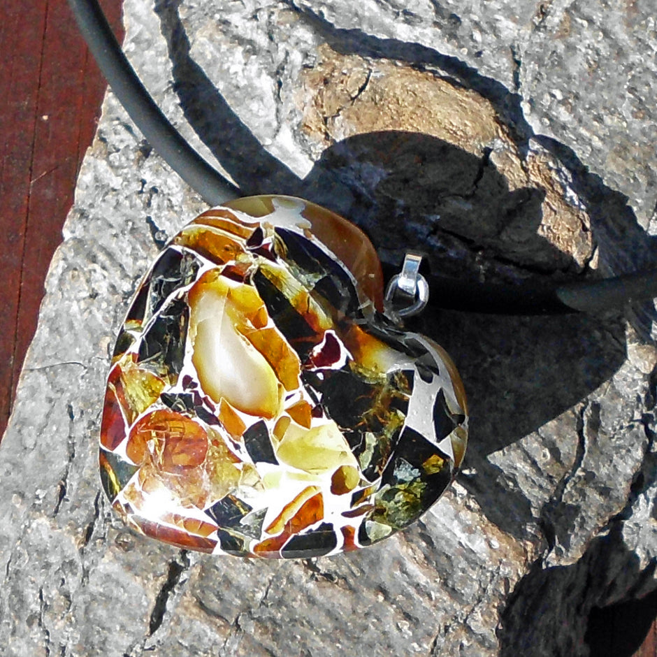 Einzigartiges Herz aus Mosaikbernstein mit Silberöse