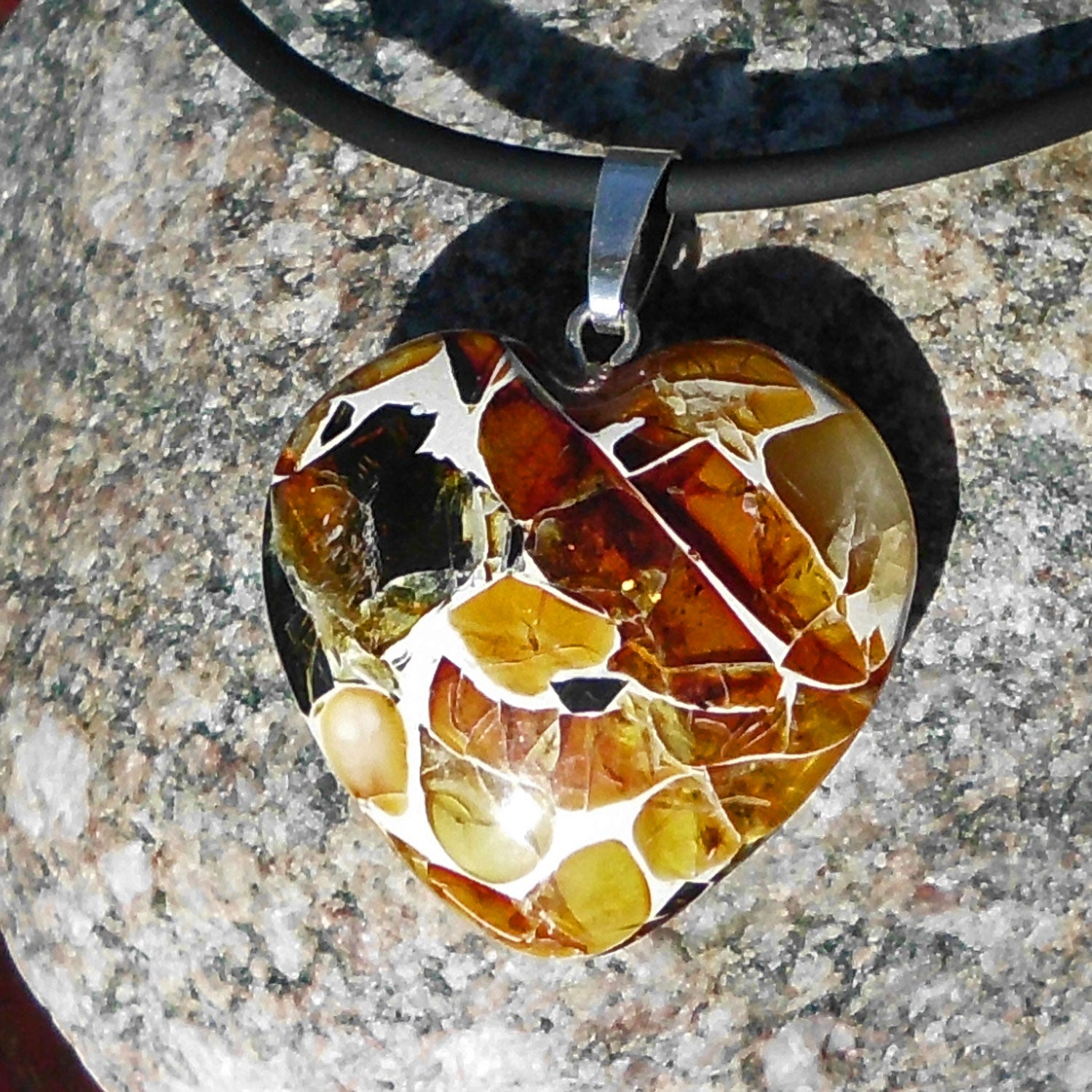 Einzigartiges Herz aus Mosaikbernstein mit Silberöse