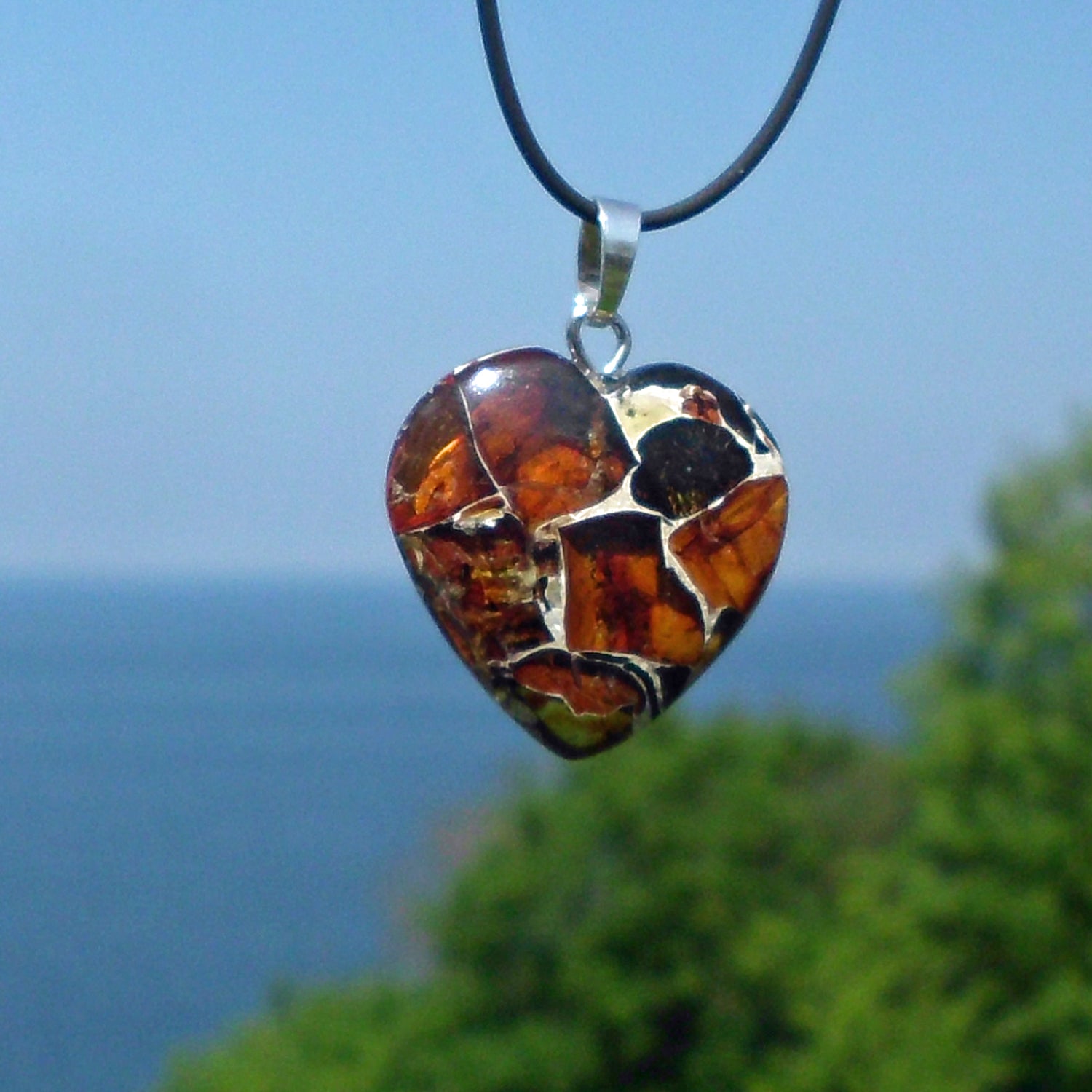 Herz aus Mosaikbernstein mit Silberöse, Einzelstück