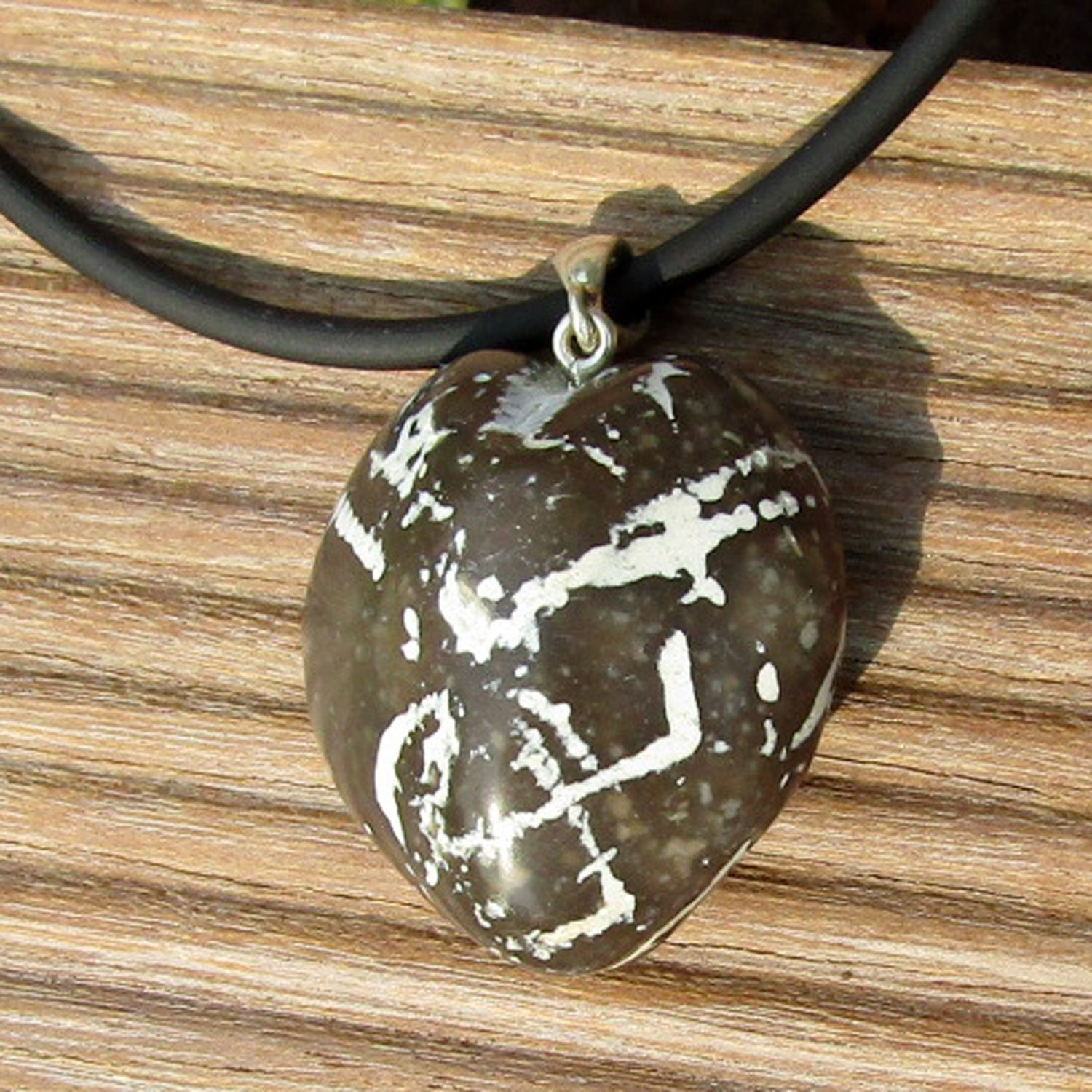 Versteinerter Herzseeigel mit Silberöse, Unikat