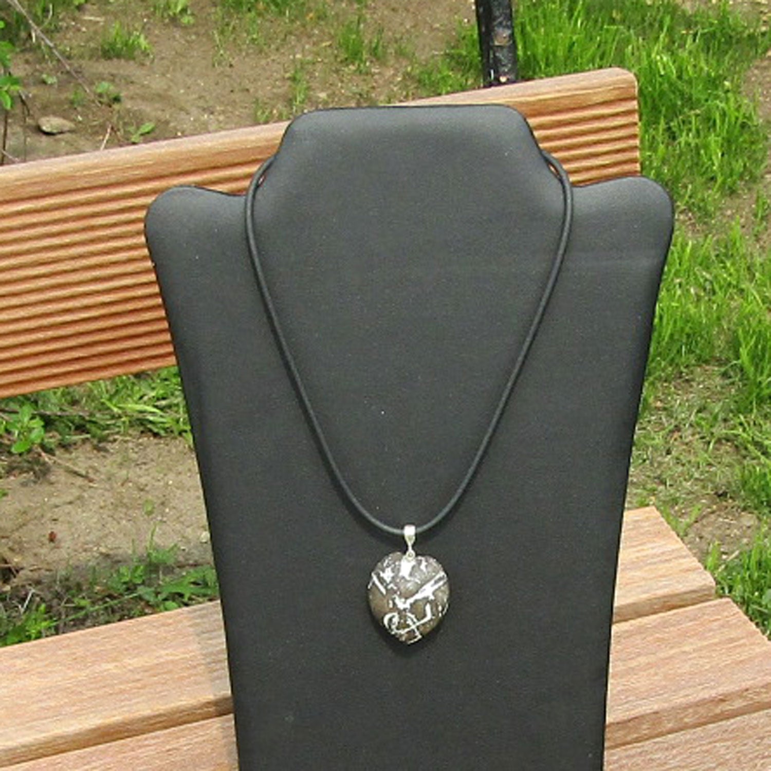 Versteinerter Herzseeigel mit Silberöse, Unikat