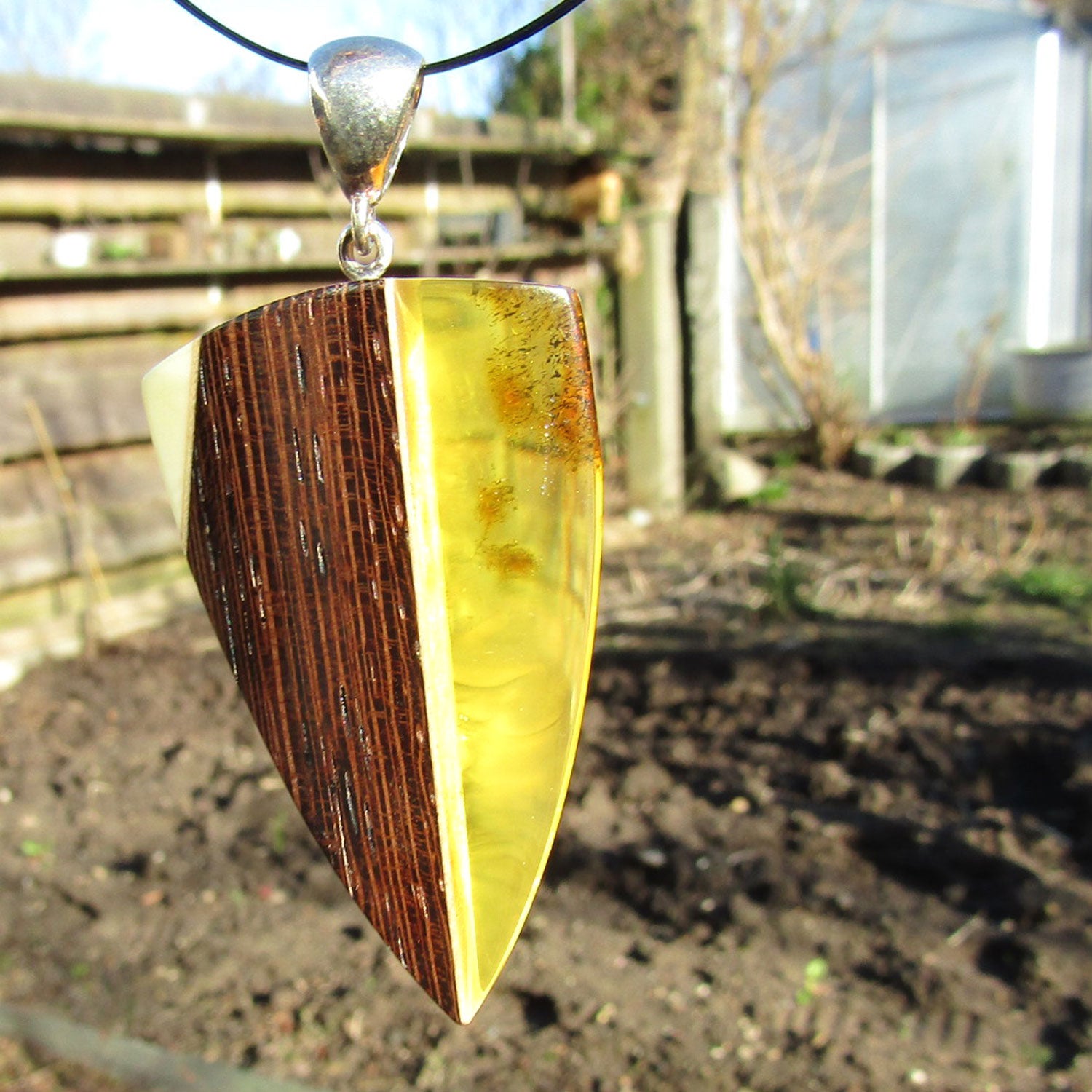 Wunderschöner Anhänger aus 2 verschiedenen Bernstein und Holz / Einzelstück