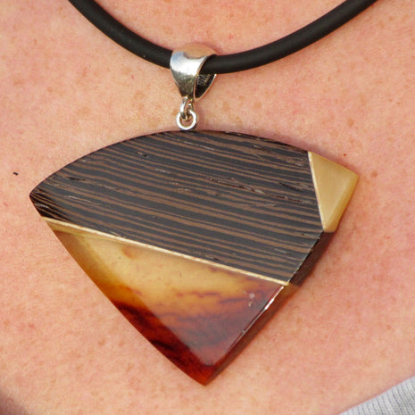 Dreieckiger Anhänger aus Bernstein und Holz, Unikat