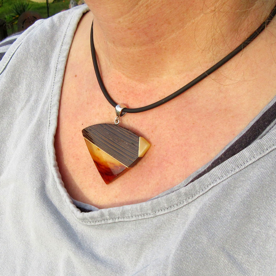 Dreieckiger Anhänger aus Bernstein und Holz, Unikat