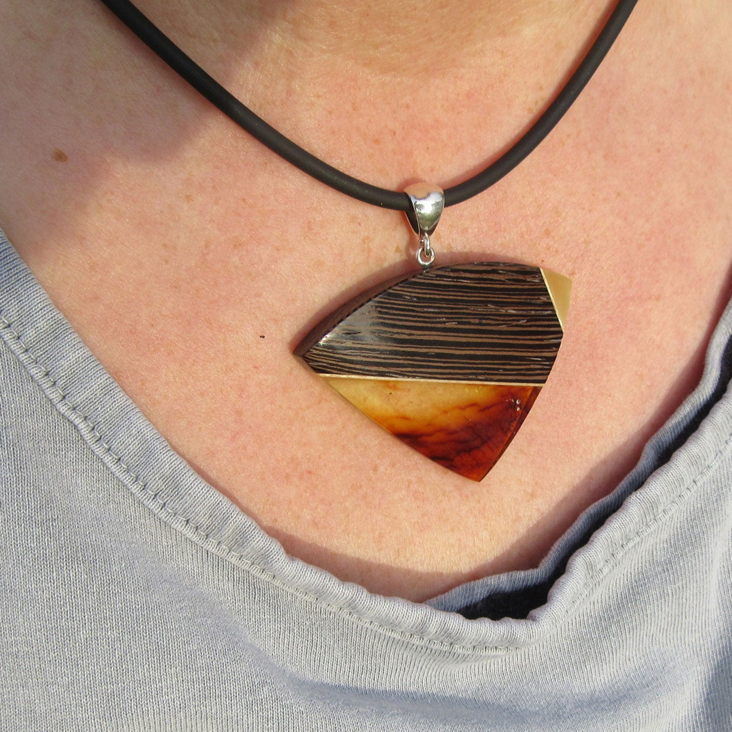 Dreieckiger Anhänger aus Bernstein und Holz, Unikat