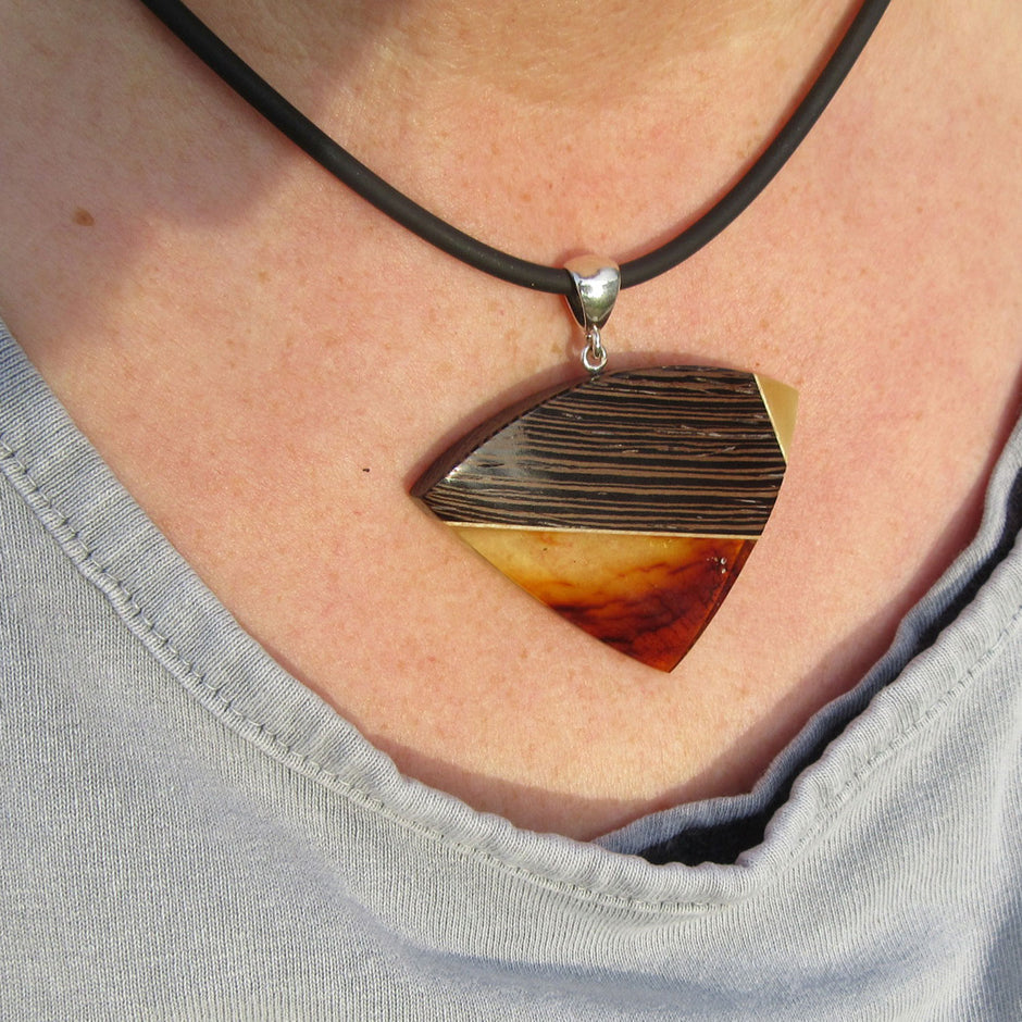 Dreieckiger Anhänger aus Bernstein und Holz, Unikat