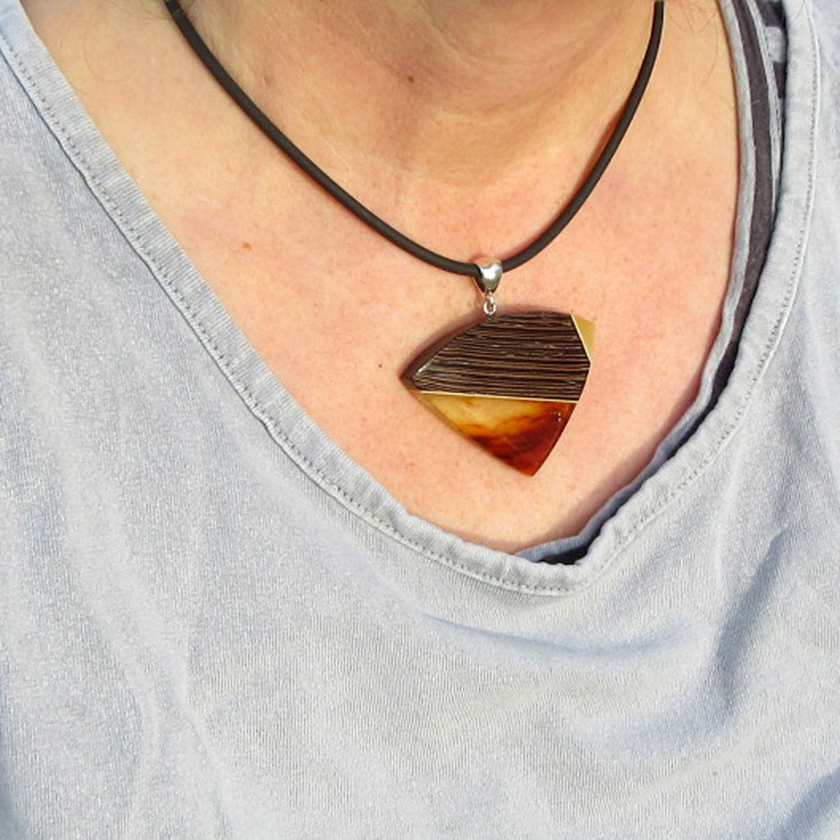 Dreieckiger Anhänger aus Bernstein und Holz, Unikat