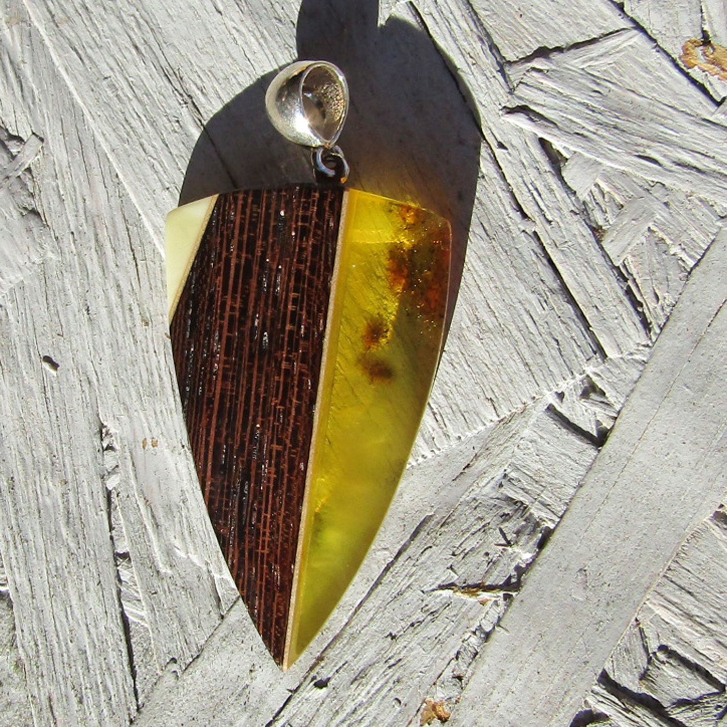 Wunderschöner Anhänger aus 2 verschiedenen Bernstein und Holz / Einzelstück