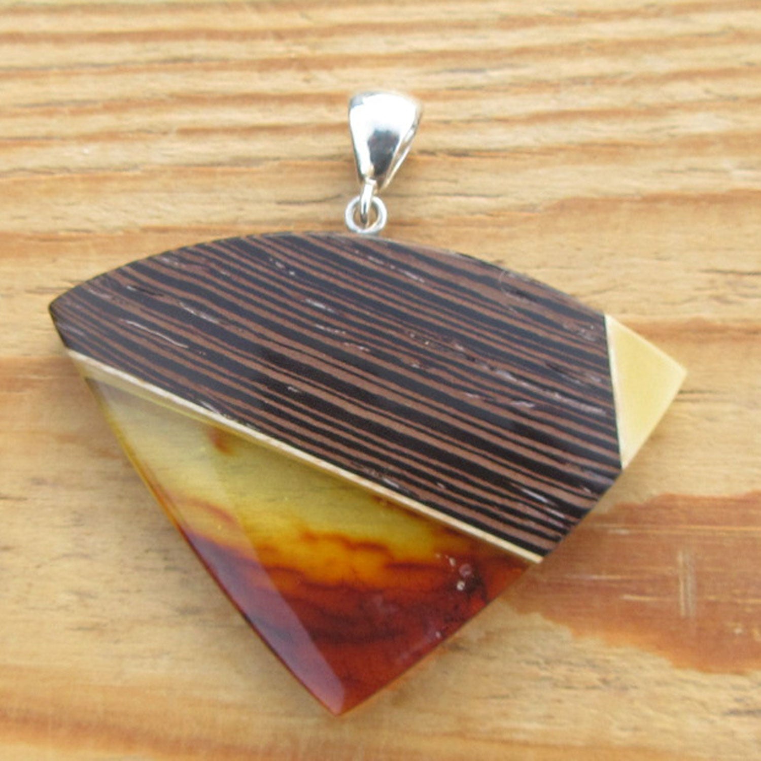 Dreieckiger Anhänger aus Bernstein und Holz, Unikat