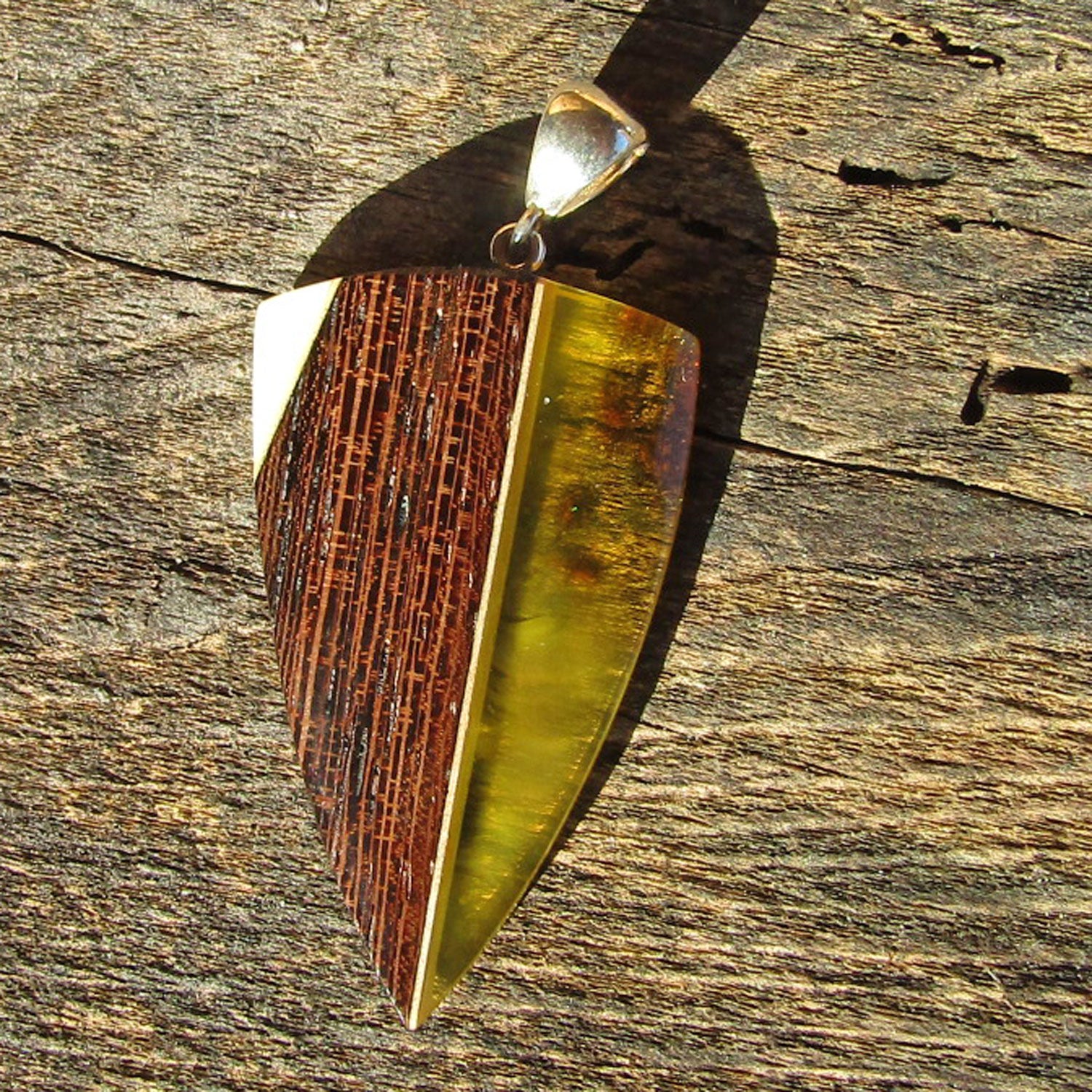 Wunderschöner Anhänger aus 2 verschiedenen Bernstein und Holz / Einzelstück