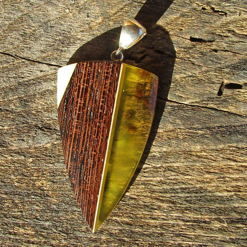 Wunderschöner Anhänger aus 2 verschiedenen Bernstein und Holz / Einzelstück