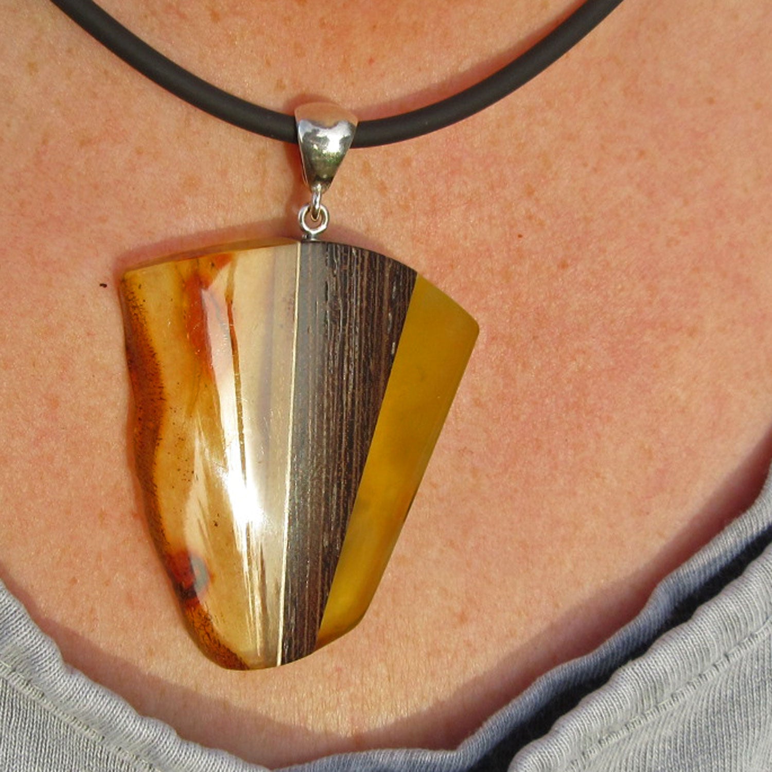 Einzelstück: Anhänger aus Bernstein und Holz mit Silber