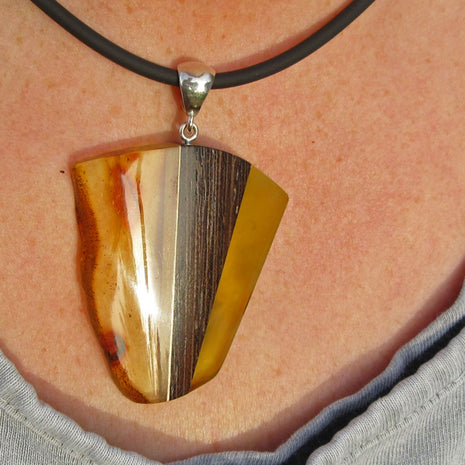 Einzelstück: Anhänger aus Bernstein und Holz mit Silber