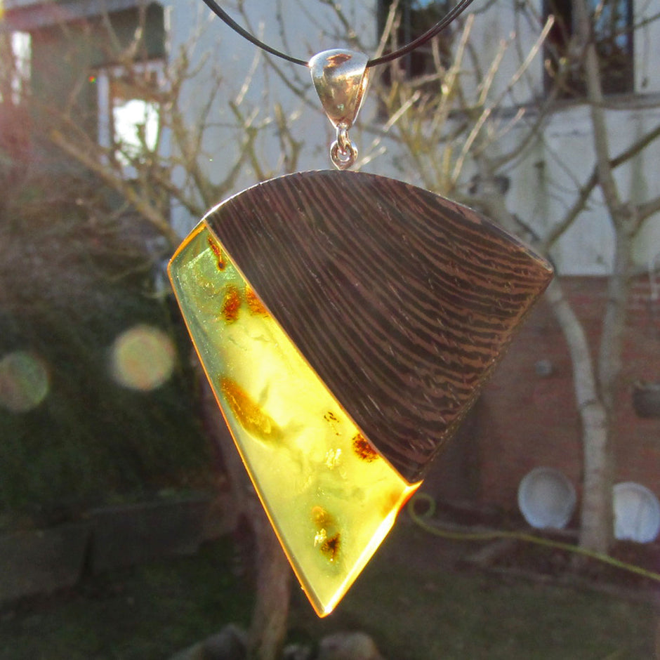 Dreieckiger Anhänger aus Holz und Bernstein, Einzelstück